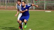 Fotbalisté Přerova v domácím utkání s TJ Sokol Ústí (v modrém)