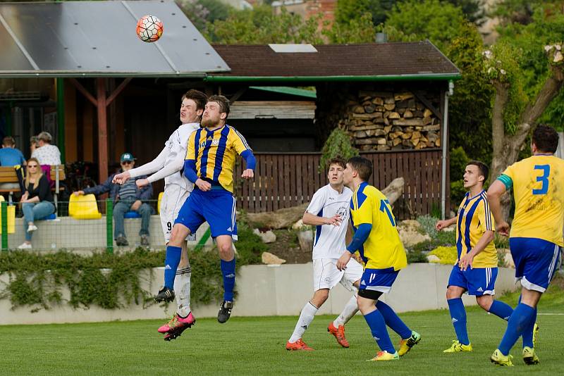 Fotbalisté Kozlovic (v pruhovaném) v domácím zápase proti Velkým Karlovicím (3:1). Foto: Deník/Jan Pořízek