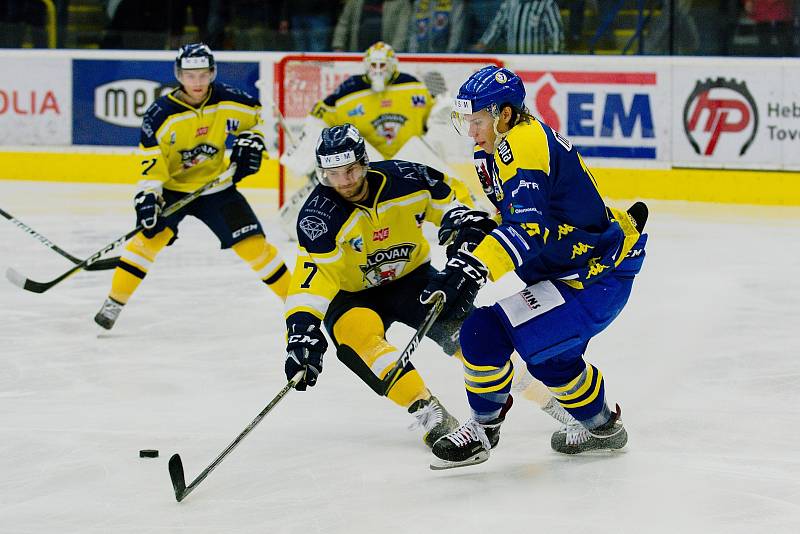 Hokejisté Přerova (v modrém) proti Ústí nad Labem (7:4).