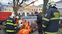 Přerovští dobrovolní hasiči v sobotu odčerpávali vodu z historické studny na Horním náměstí. Spolu s archeology prozkoumávali její dno.