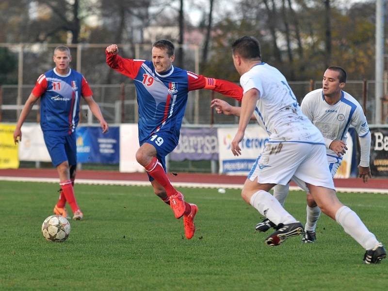 Fotbalisté přerovské Viktorie (v bílém) proti Blansku Petra Švancary.