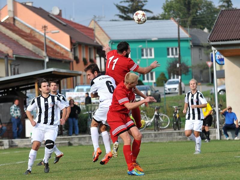 Fotbalisté Želatovic (v pruhovaném) proti Kralicím na Hané