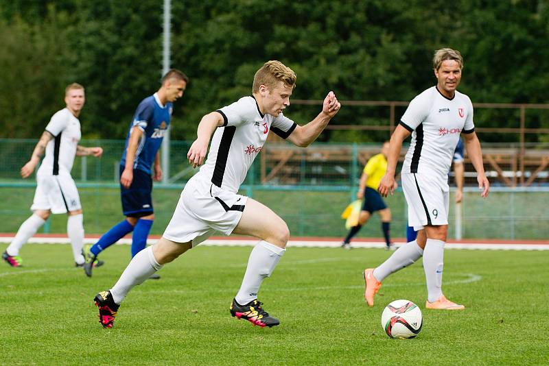 Fotbalisté 1. FC Viktorie Přerov (v modrém) proti Medlovu (2:1)