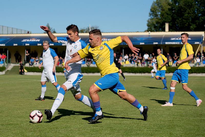 Fotbalisté FK Kozlovice (ve žlutém) v derby s přerovskou Viktorií