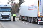 Přerovští strážníci odchytávají řidiče kamionů, kteří si kvůli uzavírce Polní ulice krátí cestu průjezdem přes Kozlovice
