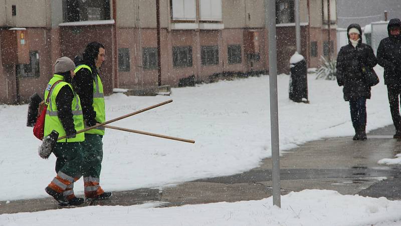 Traktory s radlicemi na zasněžených tazích a pracovníci technických služeb, kteří odhrnovali lopatami frekventované přechody ve městě a autobusové zastávky – taková byla v pátek ráno situace v Přerově, kde se lidé mohli konečně radovat ze sněhové nadílky.