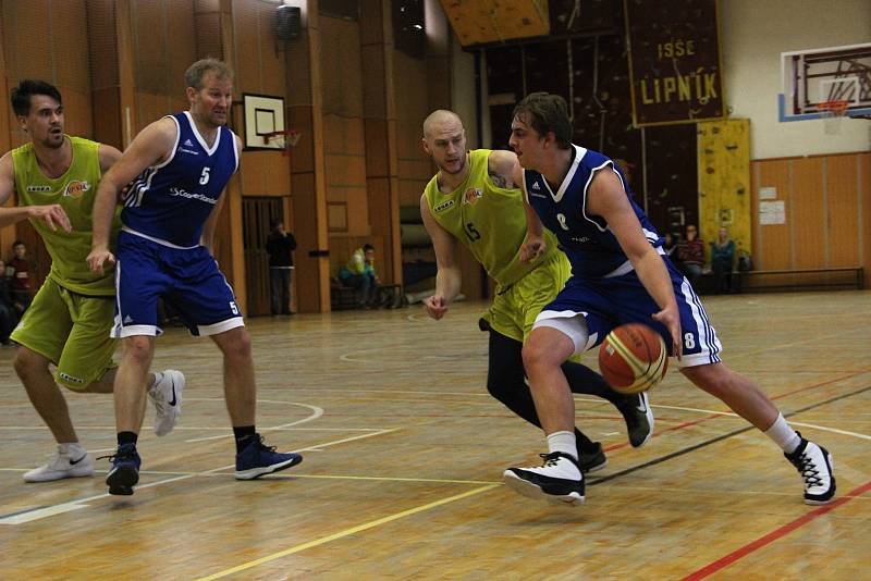 Basketbalisté Lipníku (ve žlutém) v utkání s BK Žďár nad Sázavou.