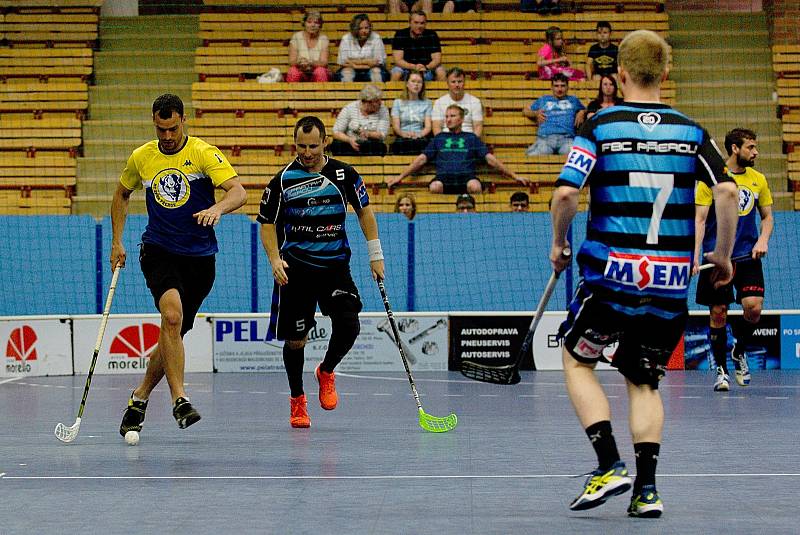 Exhibiční utkání mezi hokejisty HC Zubr Přerov a florbalisty FBC Přerov skončilo remízou 22:22. Foto: Deník/Jan Pořízek