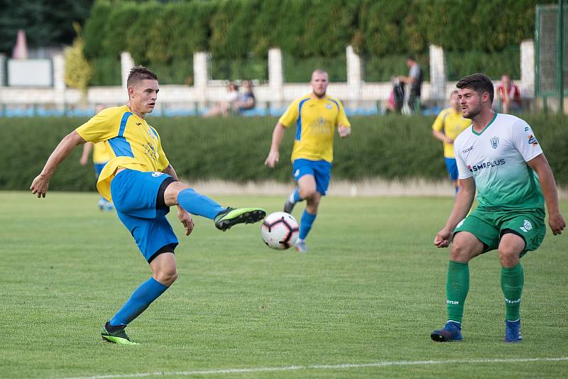 Fotbalisté Kozlovic (ve žlutém) doma porazili Bzenec 2:0.