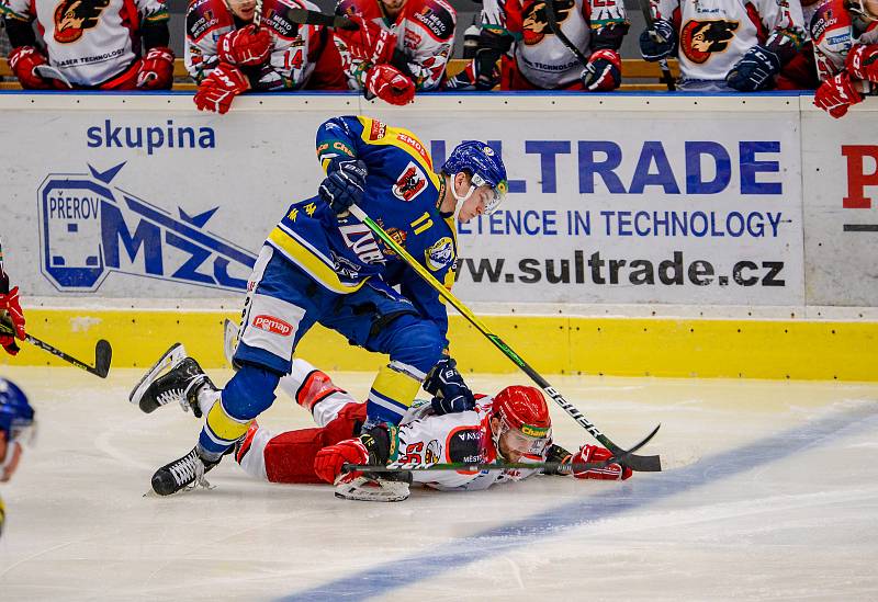 Hokejisté Přerova (v modrém) v derby proti Prostějovu.