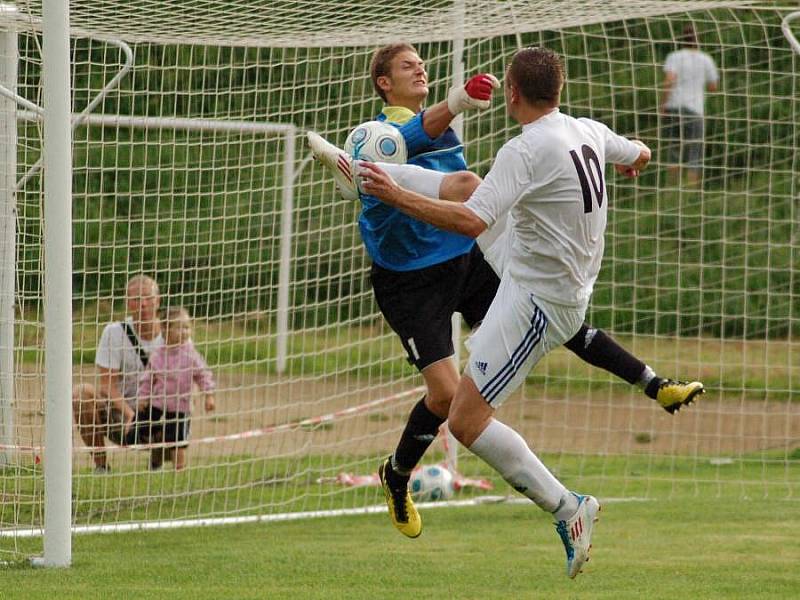 Troubky (v bílém) proti rezervě 1. HFK Olomouc