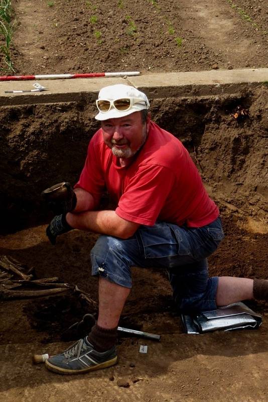 Unikátní nález učinili přerovští archeologové v Předmostí u Přerova. Majitelé rodinného domu našli na zahradě při výkopových pracích lidskou kostru ve skrčené poloze, která je typická pro pohřbívání v období starší doby bronzové.