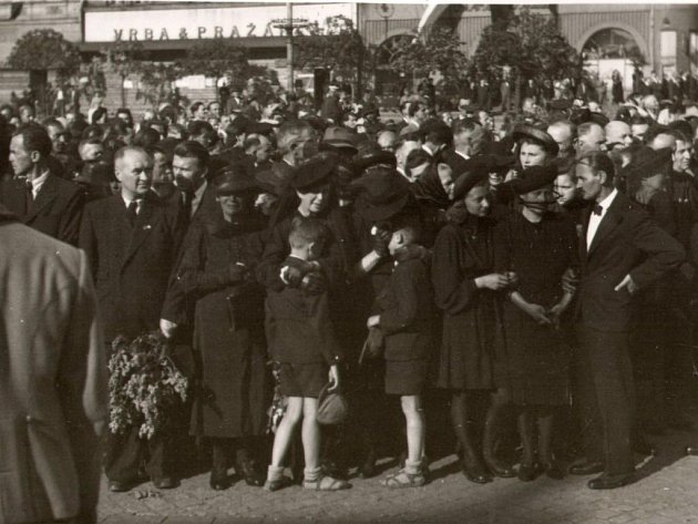 Účastníci smuteční tryzny za oběti Přerovského povstání v podvečer 14. 5. 1945