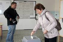 Krajské volby 2016 ve volební místnosti v Palackého ulici v Přerově