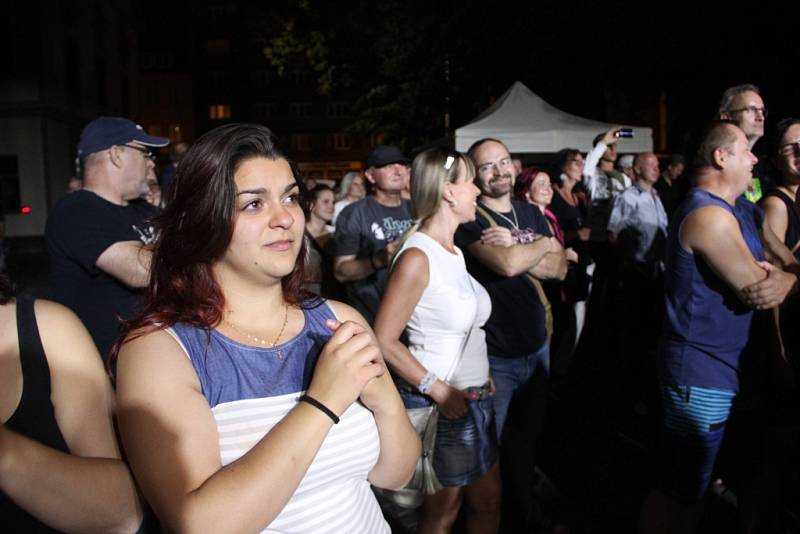 Čtvrtý ročník festivalu Blues nad Bečvou hostil v sobotu zvučná jména. O nezapomenutelnou atmosféru se kromě legendárního Jana Spáleného postaral britský kytarista a zpěvák Laurence Jones, o kterém světová hudební veřejnost ještě asi uslyší.