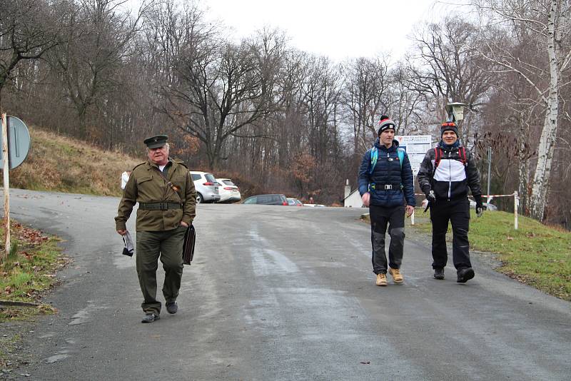 I když se letos kvůli koronavirovým opatřením první lednovou sobotu nekonal tradiční novoroční výstup na Helfštýn a brány hradu zůstaly zavřené, milovníci turistiky si výšlap nenechali ujít - lidé sem dorazili z Přerova, Hranic, Lipníku nad Bečvou, ale i 