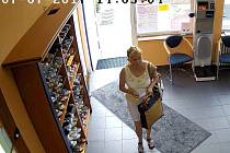 Po neznámé ženě, která si vyzvedla na padělaný recept léky ve dvou lékárnách v Přerově, pátrají nyní policisté.