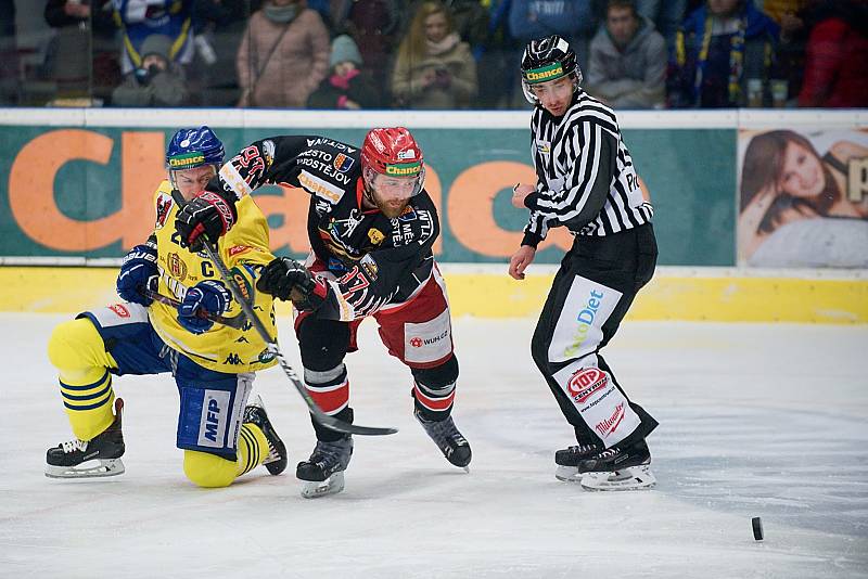 Hokejisté Přerova (ve žlutém) proti Prostějovu (4:2).