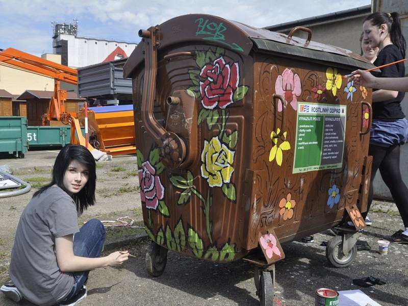 Pod rukama dětí z přerovských ZŠ vznikají celý měsíc originální díla, která malují na kontejnery na rostlinný odpad. Tento týden v úterý se do soutěže, jejímž mediálním partnerem je i Přerovský a hranický deník, zapojily také dva týmy ze ZŠ U Tenisu