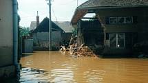 Fotografické snímky obce Vlkoš zaznamenaly škody, které vznikly při povodních v polovině července roku 1997.