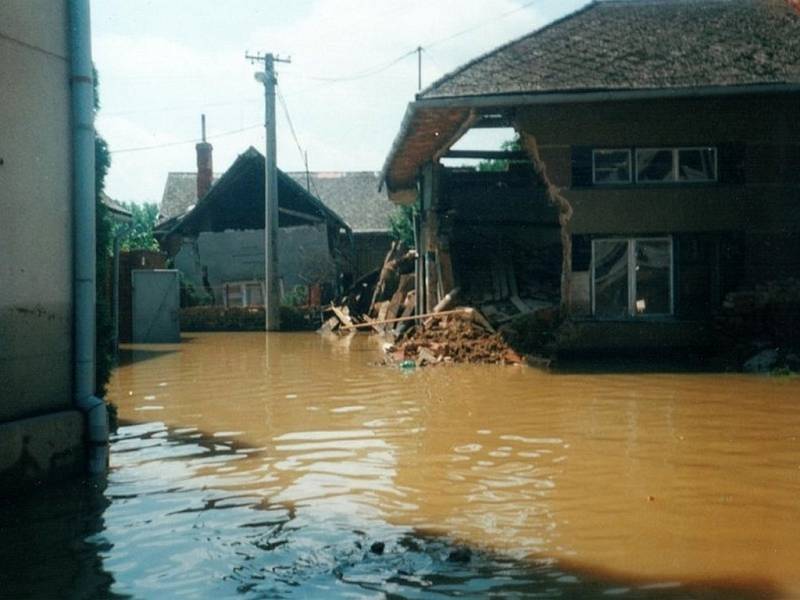 Fotografické snímky obce Vlkoš zaznamenaly škody, které vznikly při povodních v polovině července roku 1997.