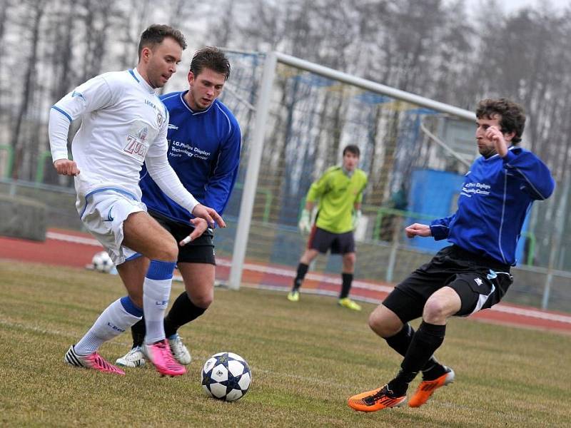 Fotbalisté Viktorie Přerov (v bílém) proti Hranicím