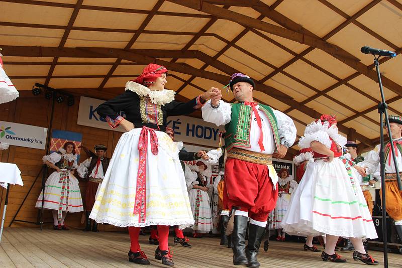 Velkolepý průvod krojovaných Hanáků městem a Ječmínkova jízda králů - takový byl vrchol Kojetínských hodů, které trvaly tři dny. Průvod si nenechaly ujít stovky místních lidí.