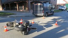 U střetu dodávky s motorkářem zasahovali v neděli v Kojetíně záchranáři.