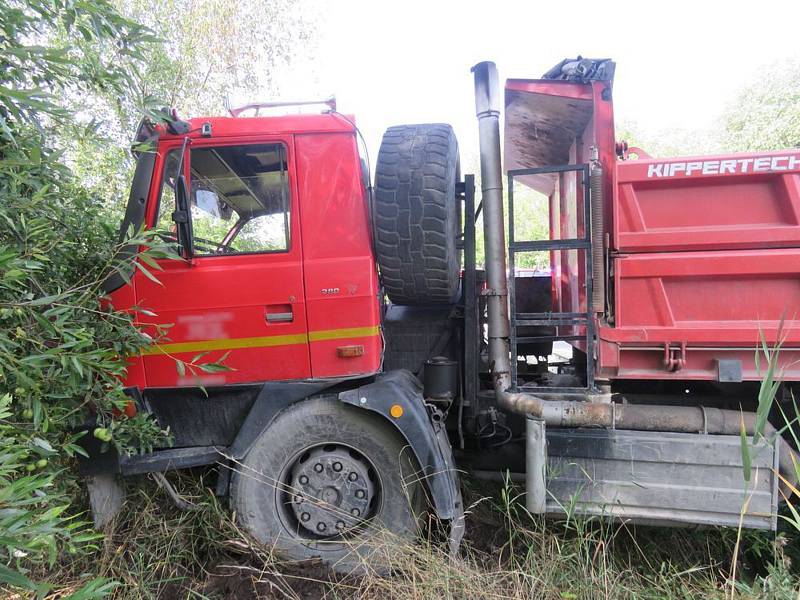K vážné dopravní nehodě došlo v úterý odpoledne na silnici I/55 u Lověšic. Srazila se zde dvě nákladní auta.