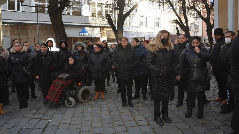 Tradiční romský pohřební průvod se vydal z kostela sv. Vavřince přes město až na přerovský hřbitov. Doprovodit zesnulou na poslední cestě přišel velký zástup lidí. 7. ledna 2022