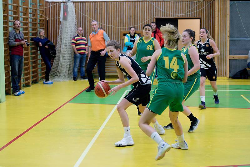 Basketbalistky TBS Přerov (v černém) v utkání s Bruntálem.