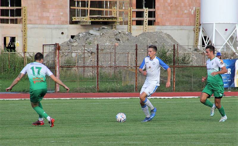 Fotbalisté 1. FC Viktorie Přerov (v bílém) proti TJ Slovan Bzenec.