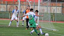 Fotbalisté 1. FC Viktorie Přerov (v bílém) proti TJ Slovan Bzenec