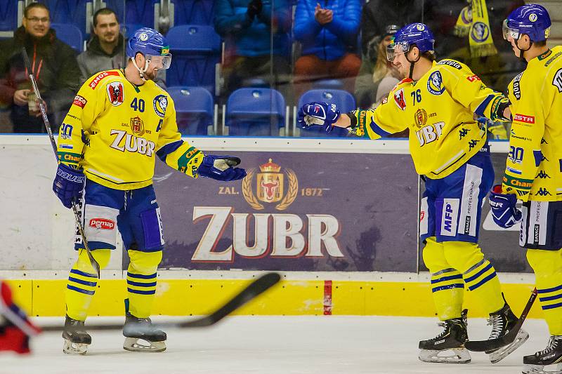 Hokejisté Přerova (ve žlutém) porazili v domácím utkání České Budějovice 2:1