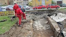 Stavebníci v lokalitě Na Marku odkryli renesanční uličku z kamenného štětu, která je jedním z nejvzácnějších archeologických objevů, učiněných před čtyřmi lety. V místech nyní vzniká nová venkovní expozice.