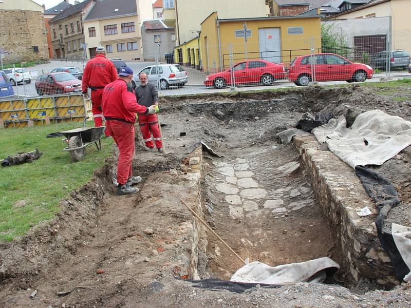 Stavebníci v lokalitě Na Marku odkryli renesanční uličku z kamenného štětu, která je jedním z nejvzácnějších archeologických objevů, učiněných před čtyřmi lety. V místech nyní vzniká nová venkovní expozice.