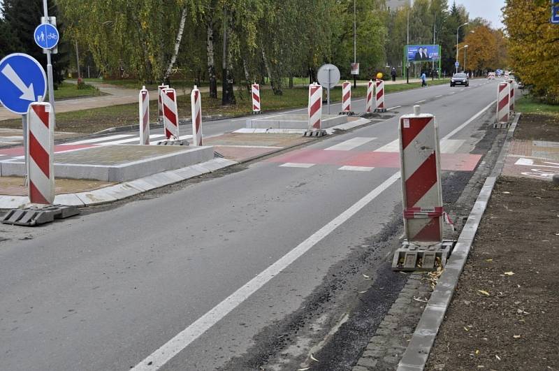 Na bezpečnostní ostrůvky a dva nové přechody, které jsou součástí stavby cyklostezky mezi Přerovem a Želatovicemi, si obyvatelé této místní části nemůžou zvyknout.