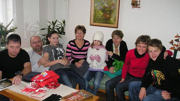 Květa Kohoutková (uprostřed) s rodinou