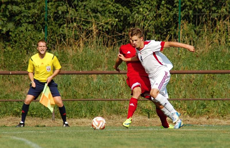 Fotbalisté Kojetína (v bílém) proti Kralicím na Hané