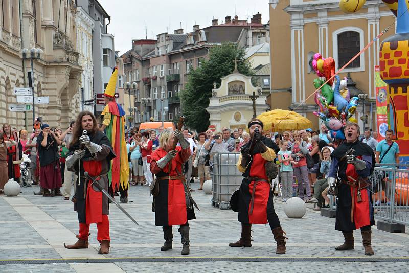 Historický průvod centrem Přerova, ale také řemeslný jarmark a celá řada zajímavých vystoupení na Horním náměstí - takový byl program Svatovavřineckých hodů během neděle.