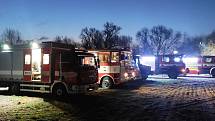 Následky střetu dvou nákladních vlaků v Prosenicích pomáhají odstraňovat hasiči, 14. ledna 2022