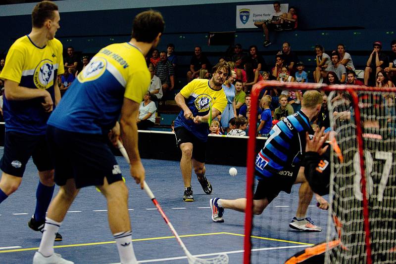 Exhibiční utkání mezi hokejisty HC Zubr Přerov a florbalisty FBC Přerov skončilo remízou 22:22. Foto: Deník/Jan Pořízek