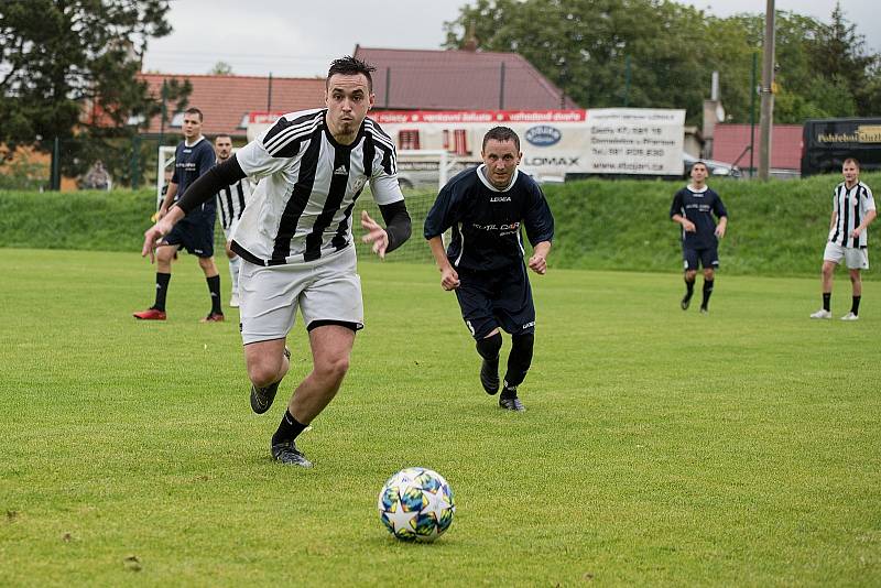 Fotbalisté Beňova v přátelském utkání s Želatovicemi (v pruhovaném).