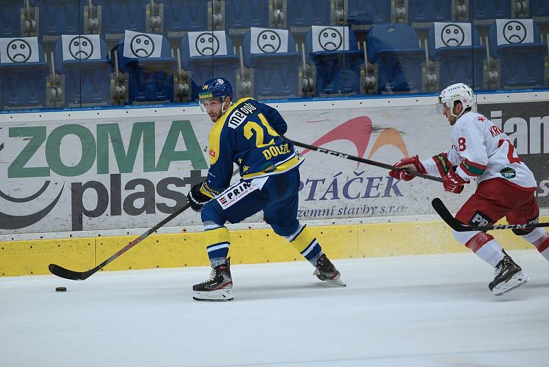 Hokejisté Přerova (v modrém) porazili Slavii Praha 4:2.