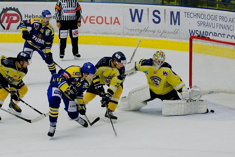 Hokejisté Přerova (v modrém) proti Ústí nad Labem (7:4).