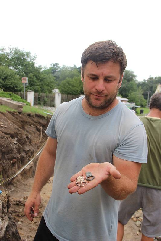 Přerovským archeologům se podařilo zachytit v Tovačově doklady nejstaršího osídlení města - kromě dvou zahloubených pravěkých jam našli také artefakty z období středověku a novověku.