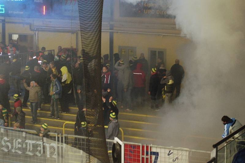 Zubři vs. Vsetín - Peklo a následky výtržnosti fanoušků v Meo Aréně v Přerově při a po zápase. Utkání bylo rozhodčími předčasně ukončeno. 