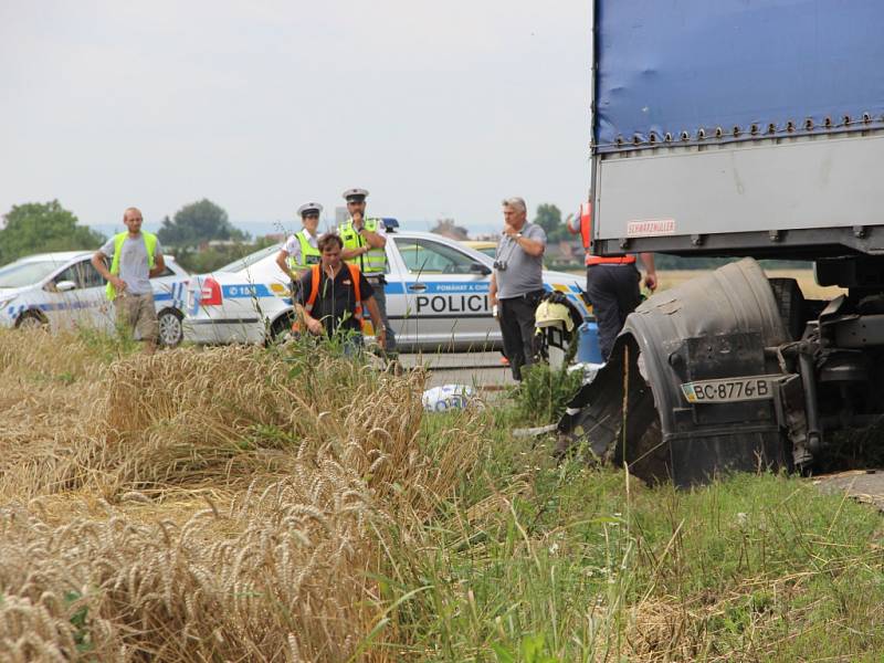 Tragická nehoda, při níž zemřela osmatřicetiletá řidička osobního auta, se stala v pondělí 18. července ráno mezi Přerovem a obcí Bochoř. Doprava zde byla na několik hodin zastavena. 