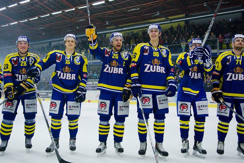 Hokejisté Přerova (v modrém) slaví po čtvrtém zápase předkola play-off s Prostějovem postup