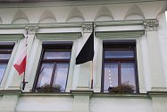 Na radnici v Přerově byla vyvěšena černá vlajka.